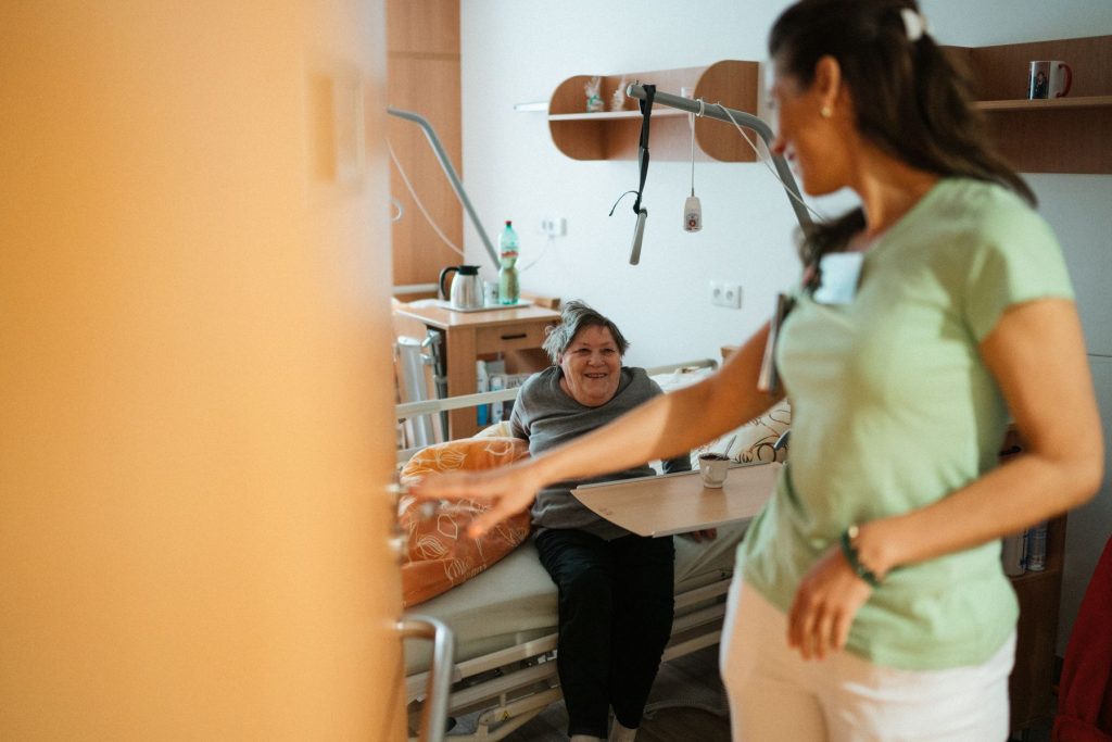 Pflegekraft unterstützt eine Seniorin in der häuslichen Grundpflege